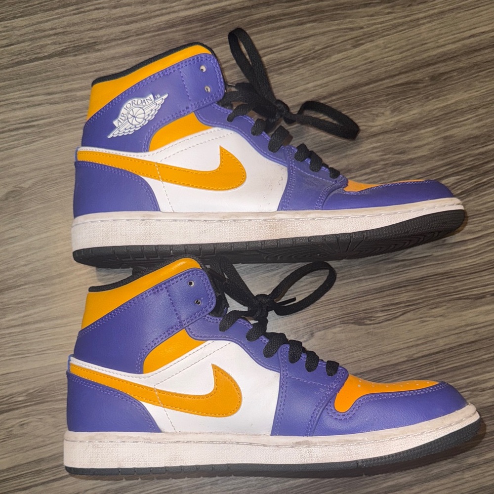 Jordan 1s 💜🧡🤍 - Picture 3 of 9